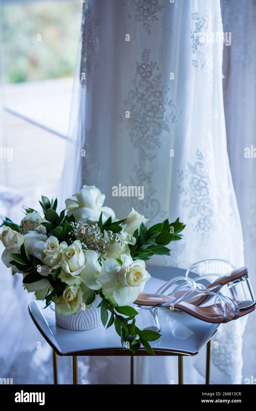 Kenia Hochzeit Bilder Einrichtung Rigs Zubehör Details Essen Hochzeitskleid Kleider Paar Braut Ringe Schuhe draußen drinnen wild Bushepic Stockfoto