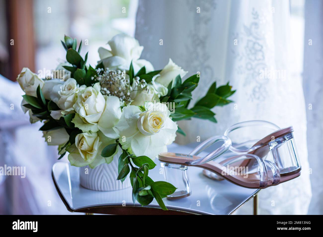 Kenia Hochzeit Bilder Einrichtung Rigs Zubehör Details Essen Hochzeitskleid Kleider Paar Braut Ringe Schuhe draußen drinnen wild Bushepic Stockfoto