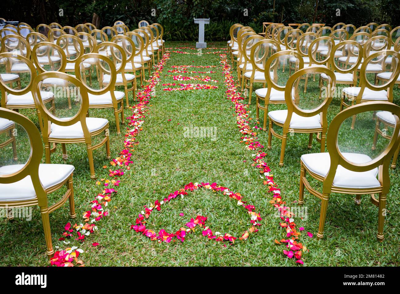 Kenia Hochzeit Bilder Einrichtung Rigs Zubehör Details Essen Hochzeitskleid Kleider Paar Braut Ringe Schuhe draußen drinnen wild Bushepic Stockfoto