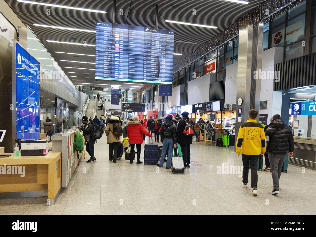 Leute im Terminal des Flughafens Krakau, alias. Internationaler Flughafen John Paul II Kraków-Balice; Krakau, Polen, Europa Stockfoto