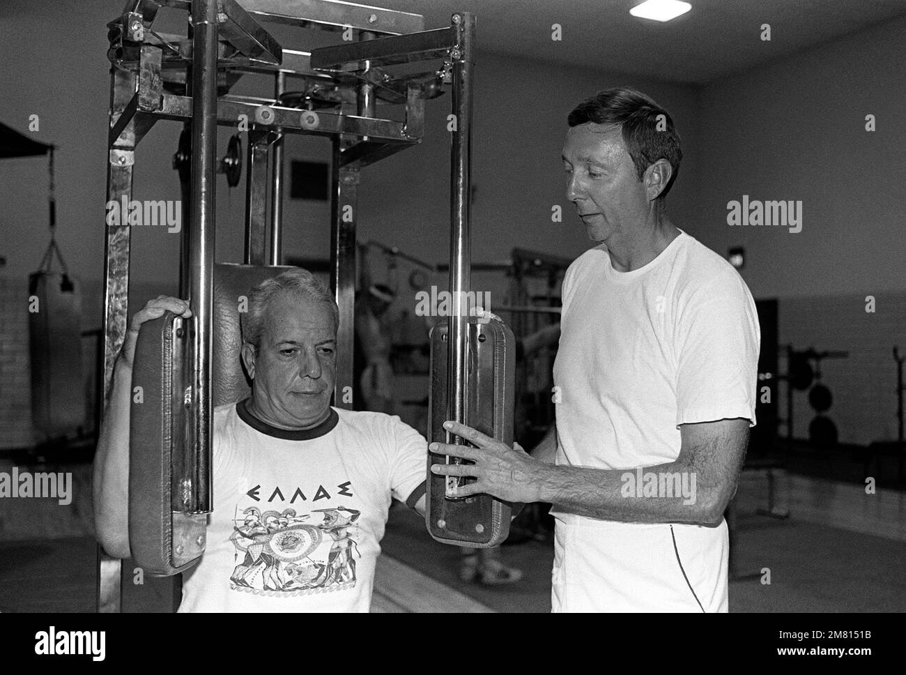 Brigadegeneral Gerald W. Parker, Commander des Air Force Medical Service Center, erhält von Colonel Johnson Einweisung in das Kraftgerät, während er am freiwilligen Fitness-Programm der Abteilung Consumer Health and Education teilnimmt. Basis: Luftwaffenstützpunkt Brooks Bundesstaat: Texas (TX) Land: Vereinigte Staaten von Amerika (USA) Stockfoto