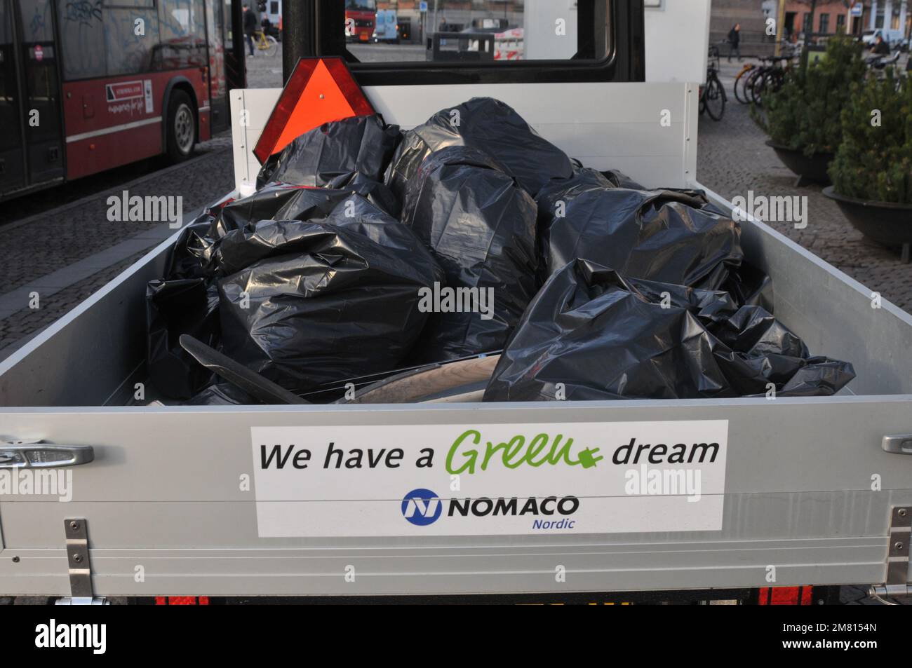 Kopenhagen/Dänemark/10. Januar 2023/ Wir haben einen grünen Traum auf dem Rücksitz des Van in Kopenhagen. (Foto: Francis Joseph Dean/Dean Pictures) Stockfoto