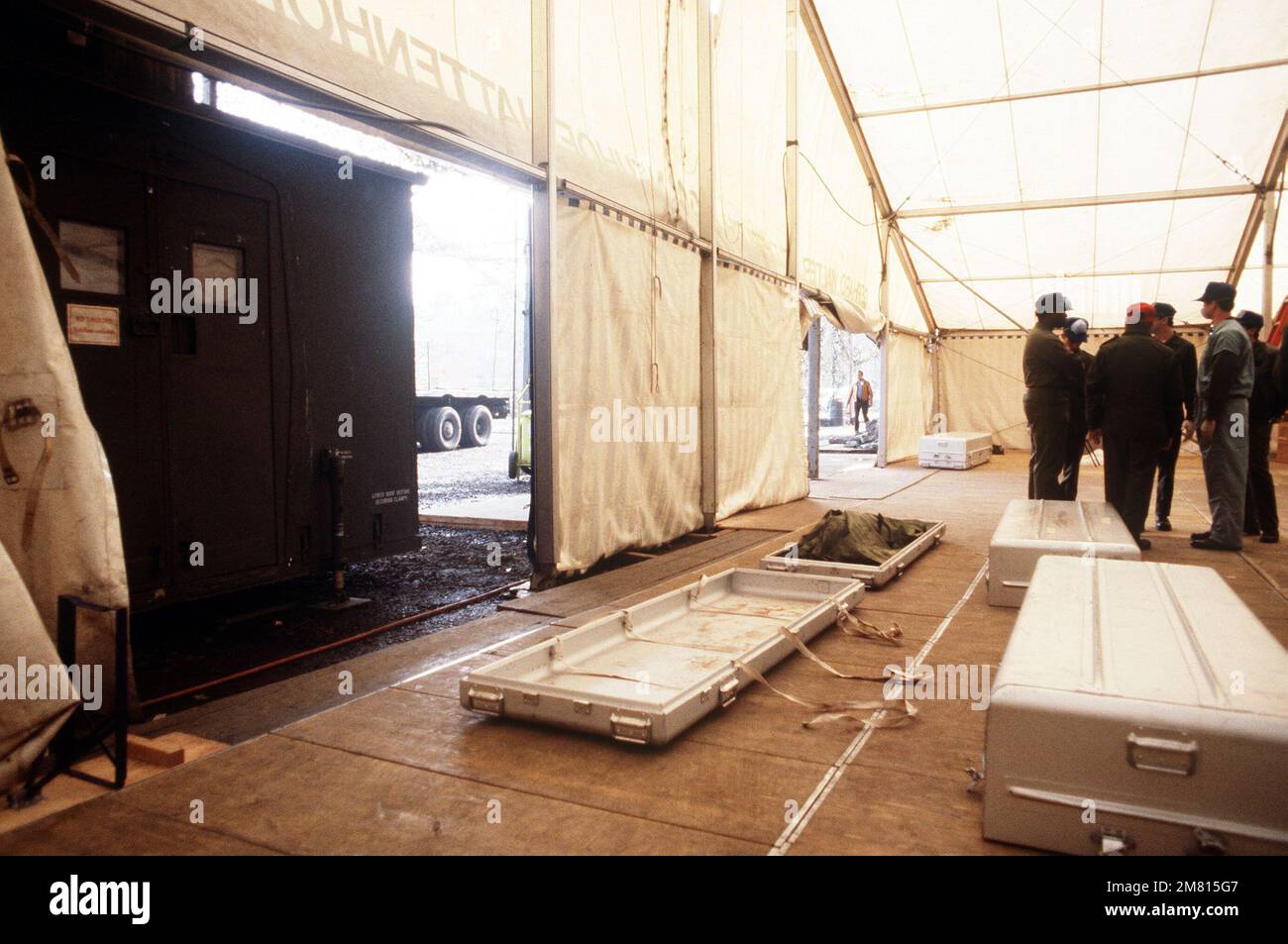 Ein Seeunfall liegt in einem Verteilergetriebe im Verarbeitungszentrum, wo Röntgenstrahlen und Autopsien durchgeführt werden. Die Opfer sind das Ergebnis eines terroristischen Bombenanschlags auf die Kaserne und das Hauptquartier der Marine in Beirut, Libanon. Basis: Rhein-Main-Luftwaffenstützpunkt Land: Deutschland / Deutschland (DEU) Stockfoto