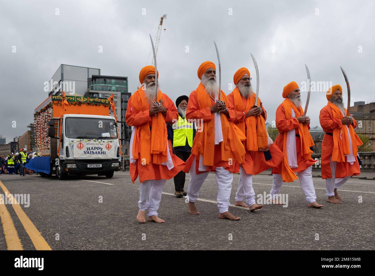 Das Sikh Festival of Vaisakhi wird mit einer Nagar Kirtan Parade durch das Zentrum von Glasgow, Schottland, Großbritannien, gefeiert Stockfoto