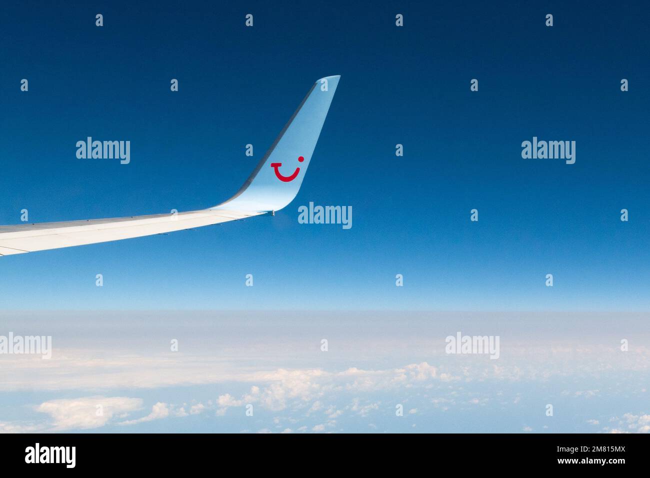 TUI-Logo auf dem Flügel des Flugzeugs Stockfoto