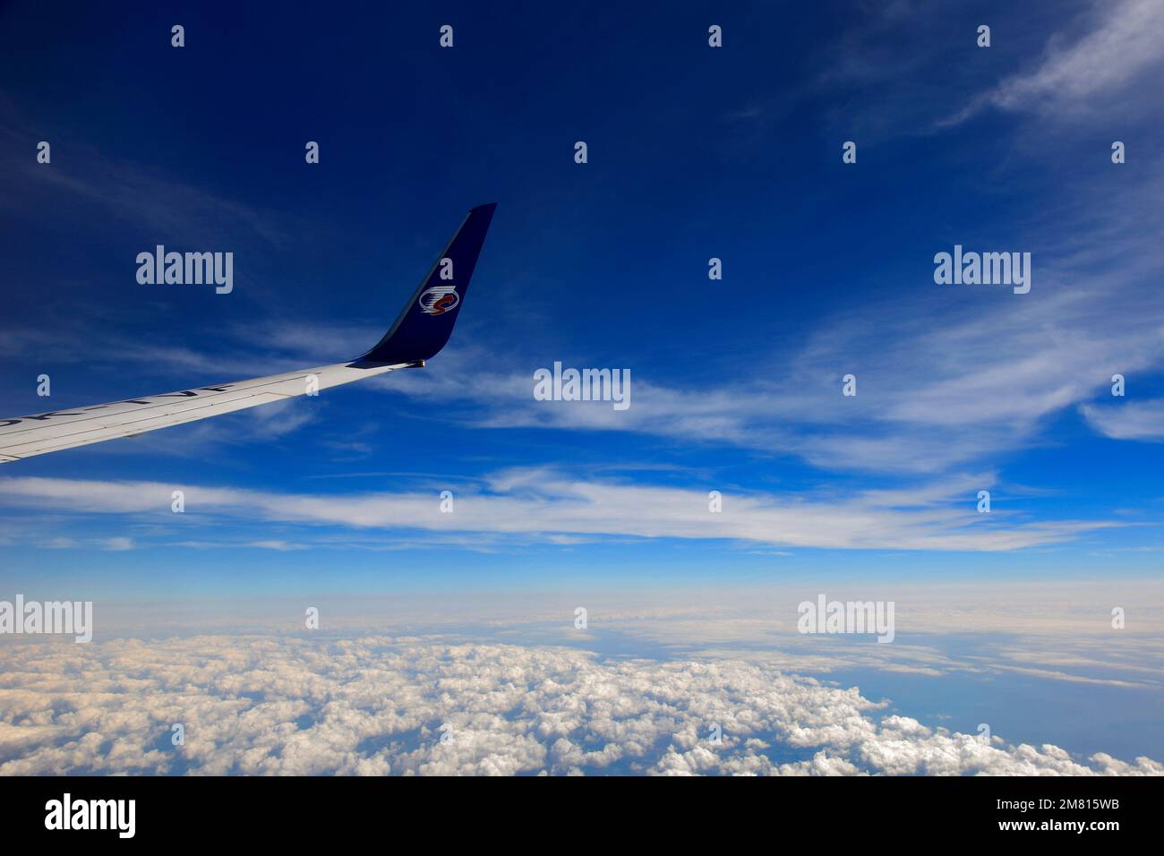 Blick vom Flugzeugfenster auf das TS-Airlines-Logo und den Flügel Stockfoto