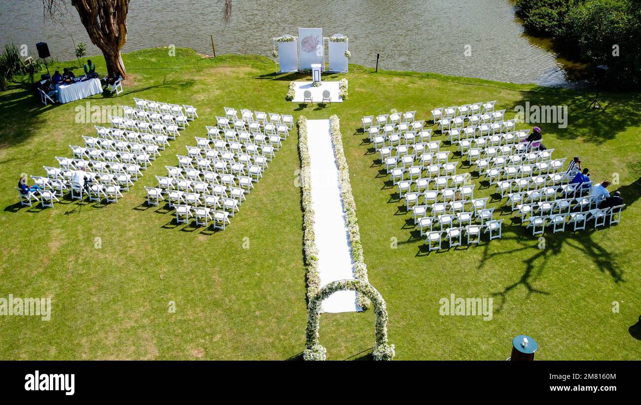 Kenia Hochzeit Bilder Einrichtung Rigs Zubehör Details Essen Hochzeitskleid Kleider Paar Braut Ringe Schuhe draußen drinnen wild Bushepic Stockfoto