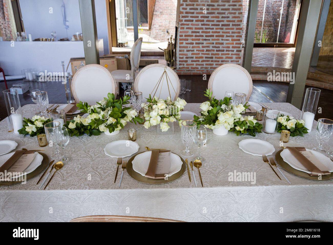 Kenia Hochzeit Bilder Einrichtung Rigs Zubehör Details Essen Hochzeitskleid Kleider Paar Braut Ringe Schuhe draußen drinnen wild Bushepic Stockfoto