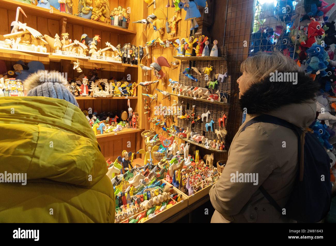 Krakauer Weihnachtsmarkt - Touristen kaufen Geschenke an einem Marktstand; Hauptmarktplatz, Krakau Polen Europa Stockfoto