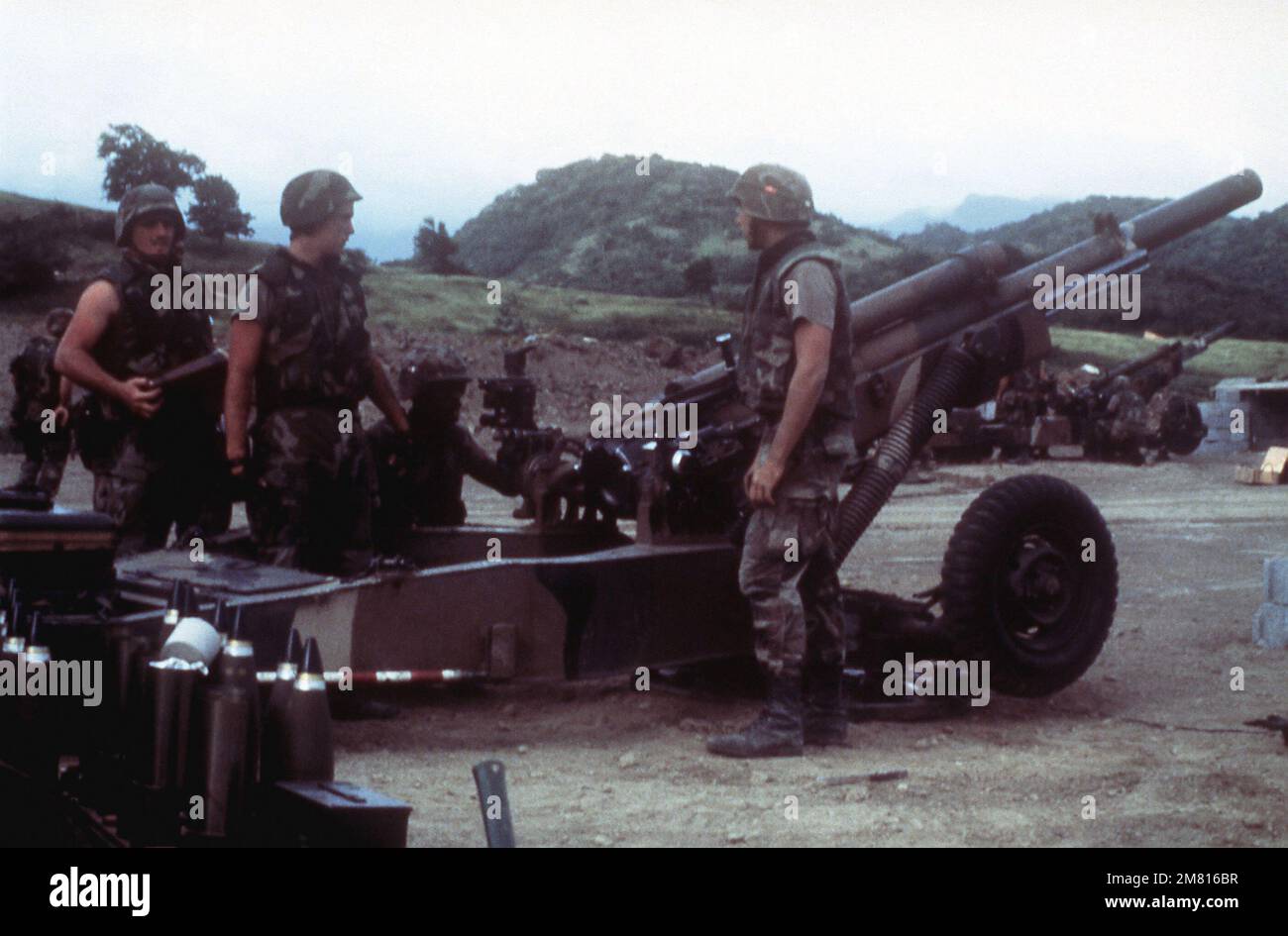 82. Artilleristen der Luftwaffe bereiten sich darauf vor, während einer Feuermission eine Kugel in ihren M102 105-mm-Haubitzer zu laden, um die Operation "URGENT FURY" zu unterstützen. Betreff Betrieb/Serie: URGENT FURY Country: Grenada (GRD) Stockfoto