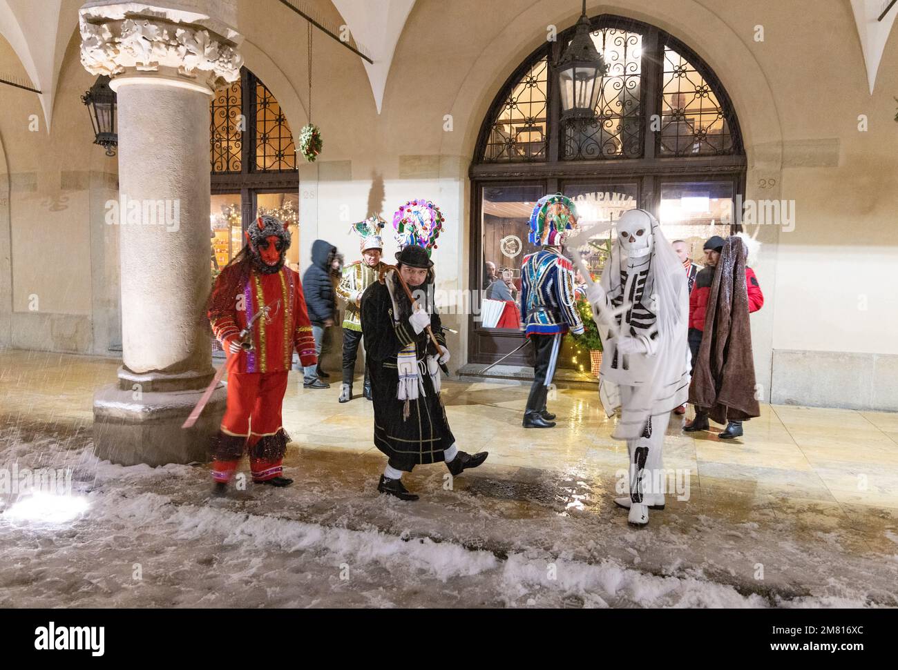 Weihnachten in Krakau; Menschen in bunten Kostümen, die Spaß auf dem Hauptmarktplatz haben, um Weihnachten zu feiern; Krakauer Altstadt, Krakau Polen Europa Stockfoto