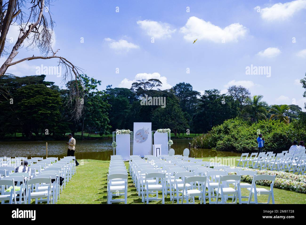 Kenia Hochzeit Bilder Einrichtung Rigs Zubehör Details Essen Hochzeitskleid Kleider Paar Braut Ringe Schuhe draußen drinnen wild Bushepic Stockfoto