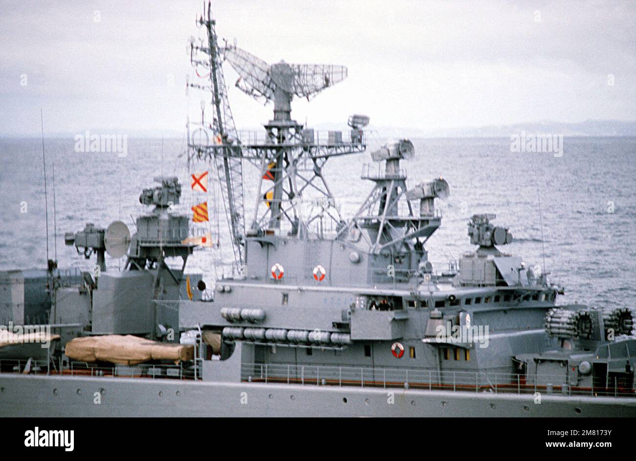 Eine steuerbordseitige (inmitten von Schiffen) Sicht auf die sowjetische Raketenfregatte REZVY (FFG 942) der Klasse 'KRIVAK II' im Gange. Land: Atlantik (AOC) Stockfoto