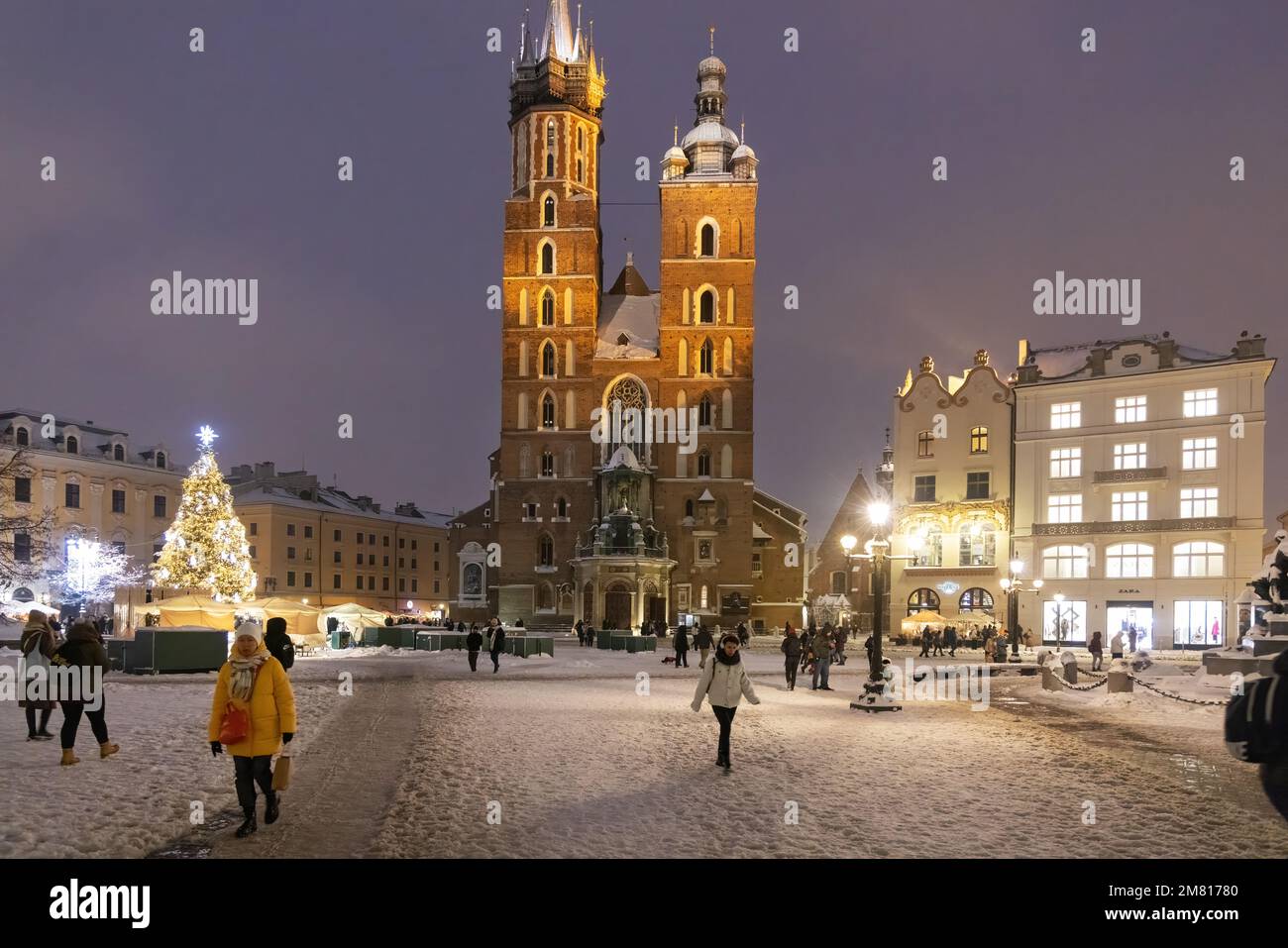 Marienkirche Krakau bei Nacht zu Weihnachten beleuchtet; Krakauer Marktplatz, UNESCO-Weltkulturerbe, Krakauer Altstadt, Krakau Polen Stockfoto