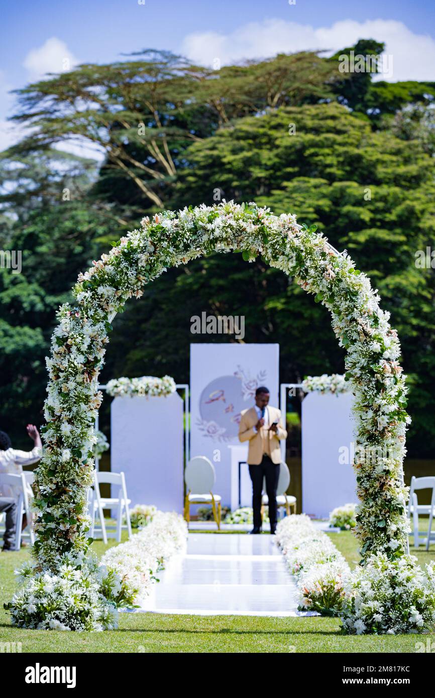 Kenia Hochzeit Bilder Einrichtung Rigs Zubehör Details Essen Hochzeitskleid Kleider Paar Braut Ringe Schuhe draußen drinnen wild Bushepic Stockfoto