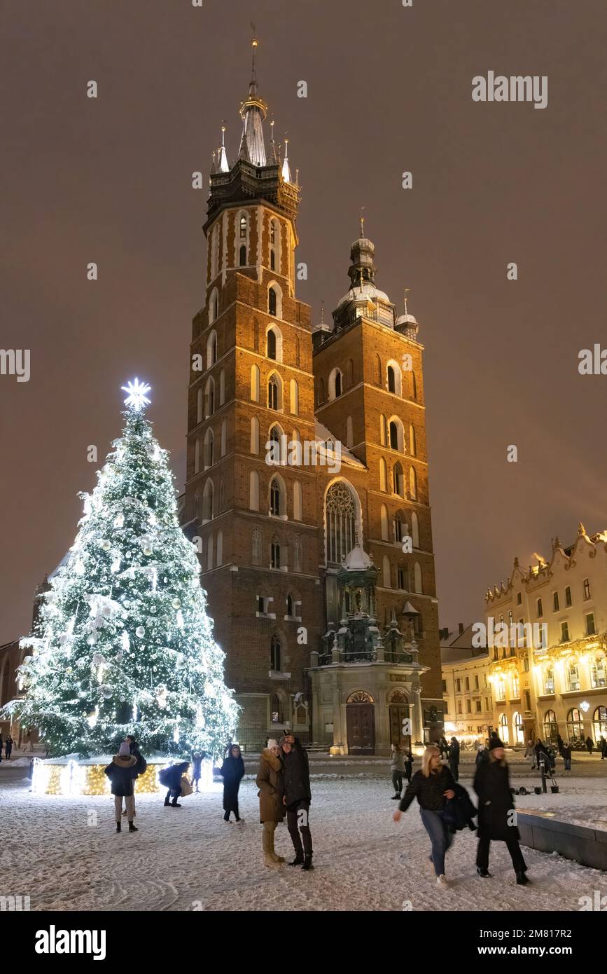 Marienkirche Krakau Weihnachtsbeleuchtung bei Nacht; Krakauer Marktplatz UNESCO-Weltkulturerbe, Krakauer Altstadt, Krakau Polen Stockfoto