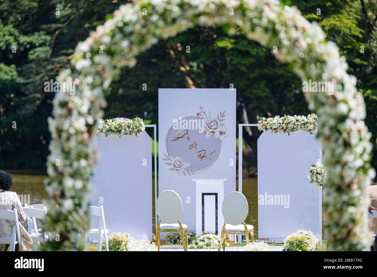 Kenia Hochzeit Bilder Einrichtung Rigs Zubehör Details Essen Hochzeitskleid Kleider Paar Braut Ringe Schuhe draußen drinnen wild Bushepic Stockfoto