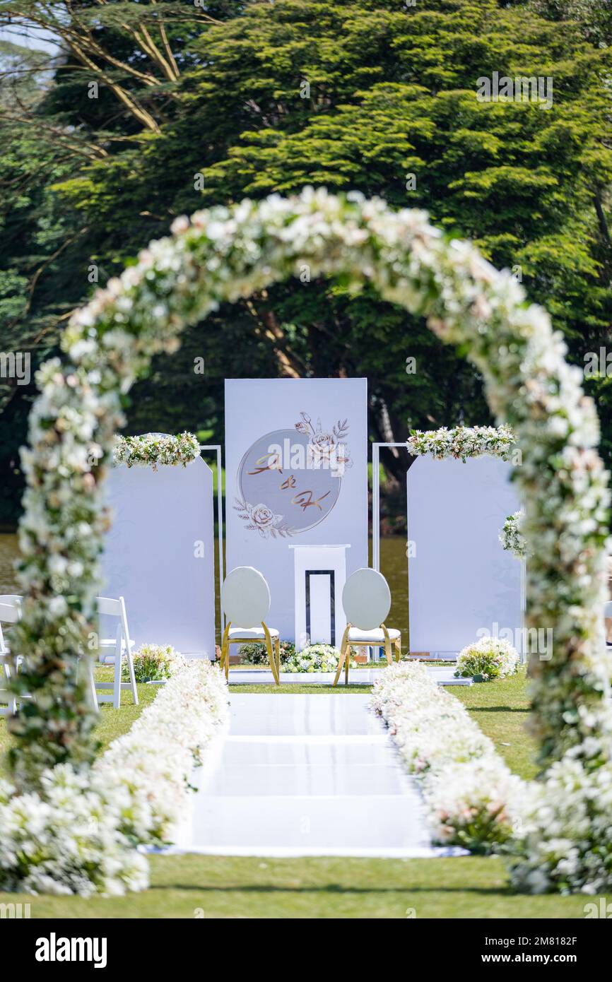 Kenia Hochzeit Bilder Einrichtung Rigs Zubehör Details Essen Hochzeitskleid Kleider Paar Braut Ringe Schuhe draußen drinnen wild Bushepic Stockfoto