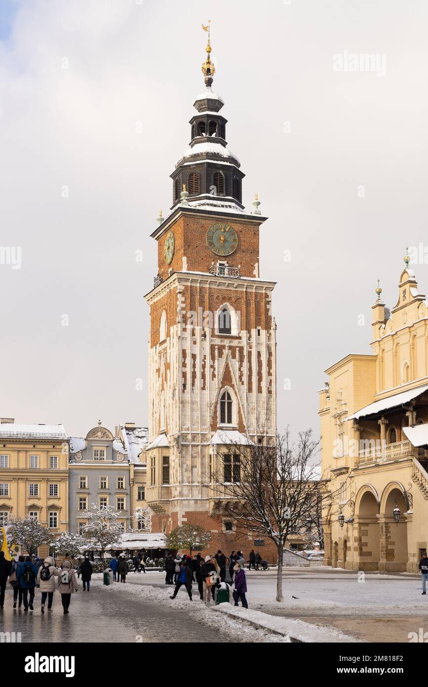 Rathausturm aus dem 14. Jahrhundert im Winter, Krakauer Marktplatz, Krakauer Altstadt, Krakauer Polengebäude. Stockfoto