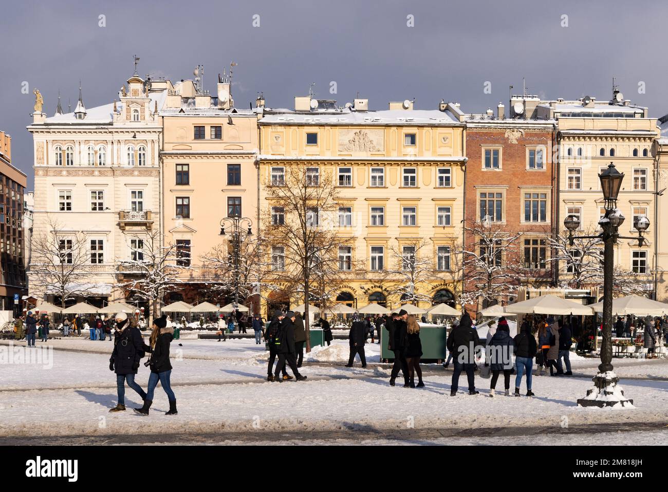 Krakauer Gebäude; Architektur der Gebäude rund um den Hauptmarktplatz im Winterschnee; Krakauer Altstadt, UNESCO-Weltkulturerbe Krakau Polen Stockfoto