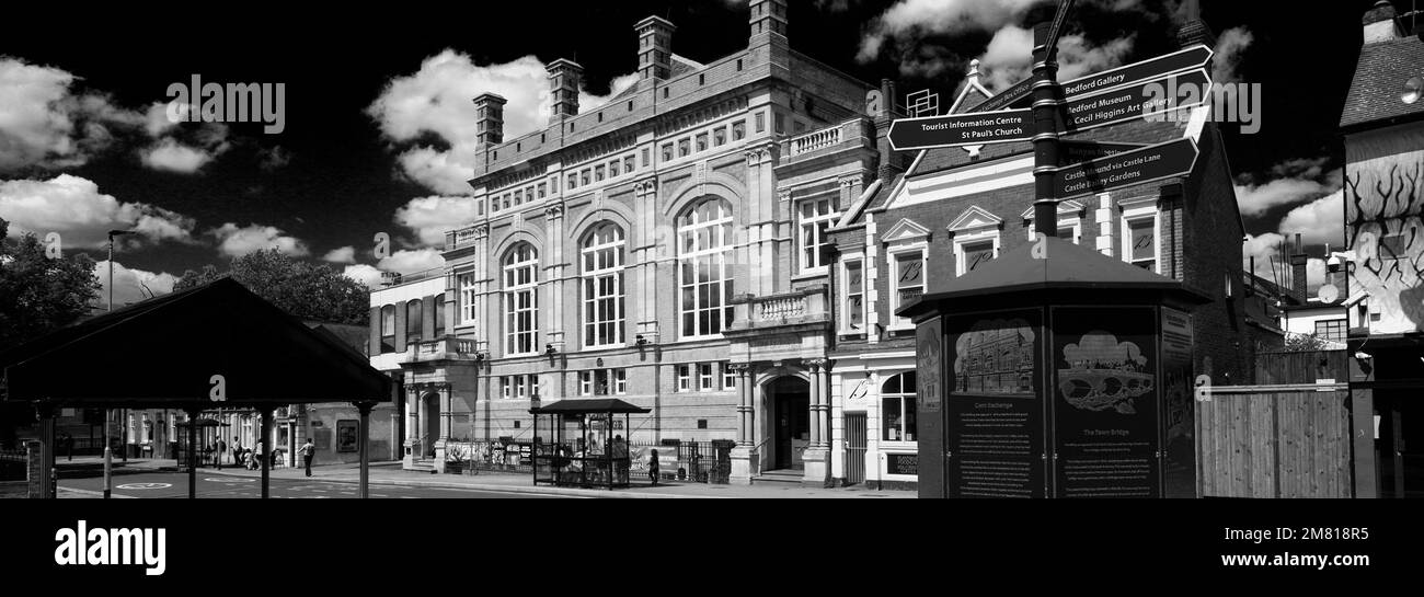 Blick auf die Straße mit dem Corn Exchange Gebäude, Bedford Stadt, Bedfordshire, England, Großbritannien Stockfoto