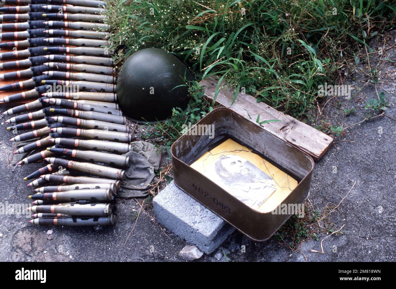 Sowjetische Munition und eine leere Munitionsbox mit einem Bild von Fidel Castro, die während der multinationalen Operation MIT mehreren Diensten BESCHLAGNAHMT wurden. Betreff Betrieb/Serie: URGENT FURY Country: Grenada (GRD) Stockfoto