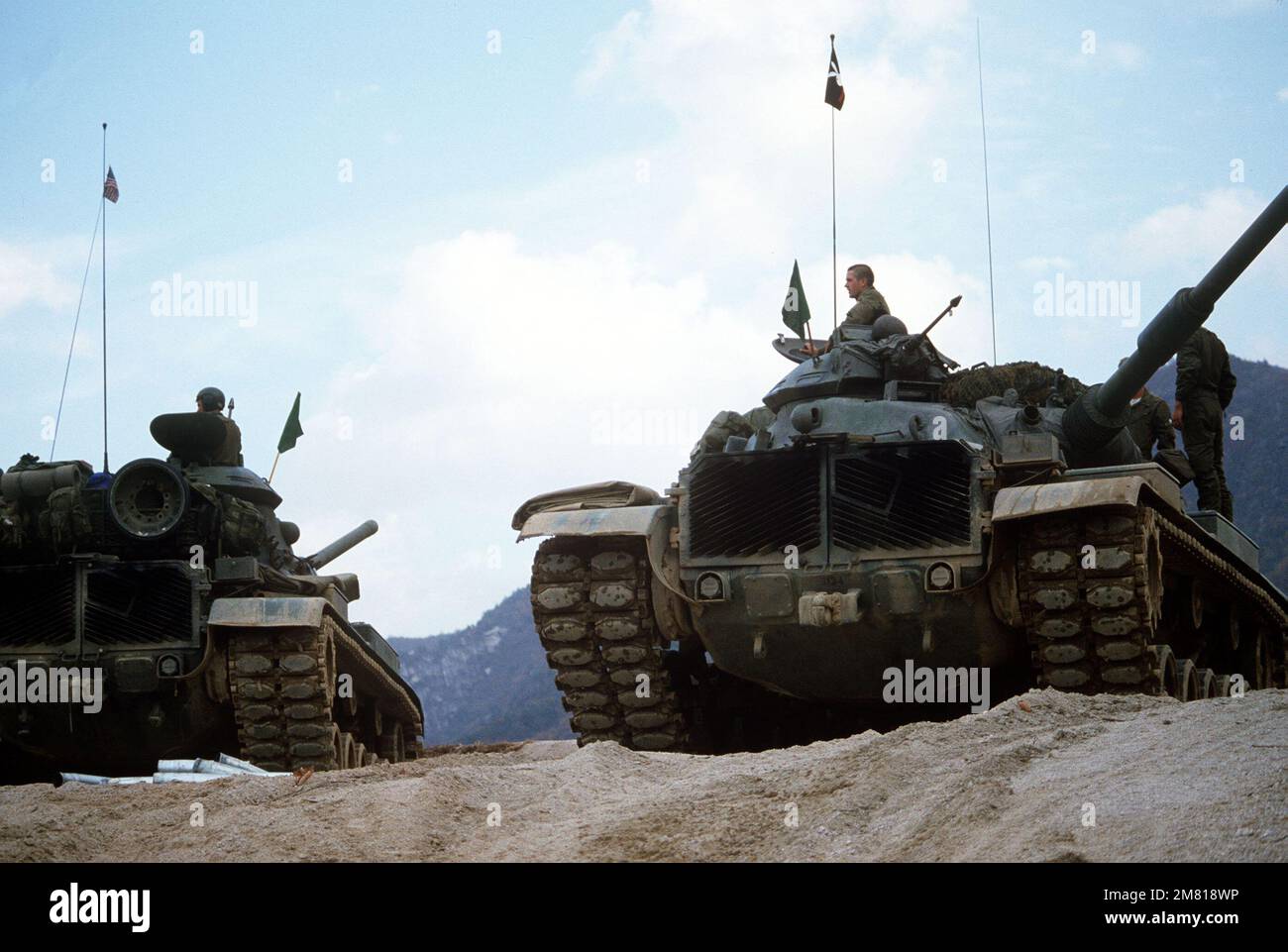 Zwei M60A1-Hauptkampfpanzer der Kompanie C, 1.-Raupenfahrzeug-Bataillon, auf Position für eine Live-Feuerübung auf der Chip-o-ri Range während der Operation BEAR HUNT '84. Betrifft Operation/Serie: BÄRENJAGD '84 Land: Republik Korea (KOR) Stockfoto