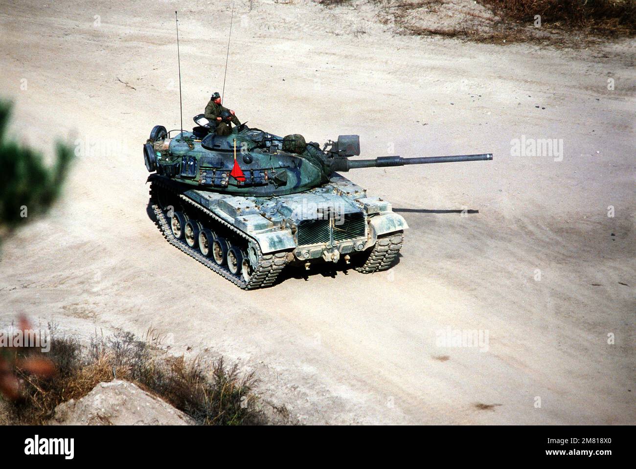 Ein M60A1-Hauptwaffenpanzer der Kompanie C, 1.-Raupenfahrzeug-Bataillon, nimmt während der Operation BÄRENJAGD '84 an einer Feuerübung auf der Chip-o-ri Range Teil. Betrifft Operation/Serie: BÄRENJAGD '84 Land: Republik Korea (KOR) Stockfoto