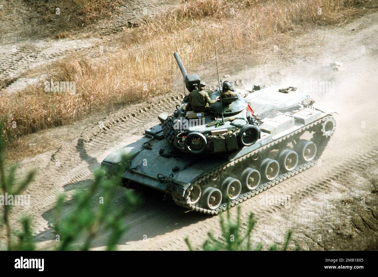 Ein M60A1-Hauptwaffenpanzer der Kompanie C, 1.-Raupenfahrzeug-Bataillon, nimmt während der Operation BÄRENJAGD '84 an einer Feuerübung auf der Chip-o-ri Range Teil. Betrifft Operation/Serie: BÄRENJAGD '84 Land: Republik Korea (KOR) Stockfoto
