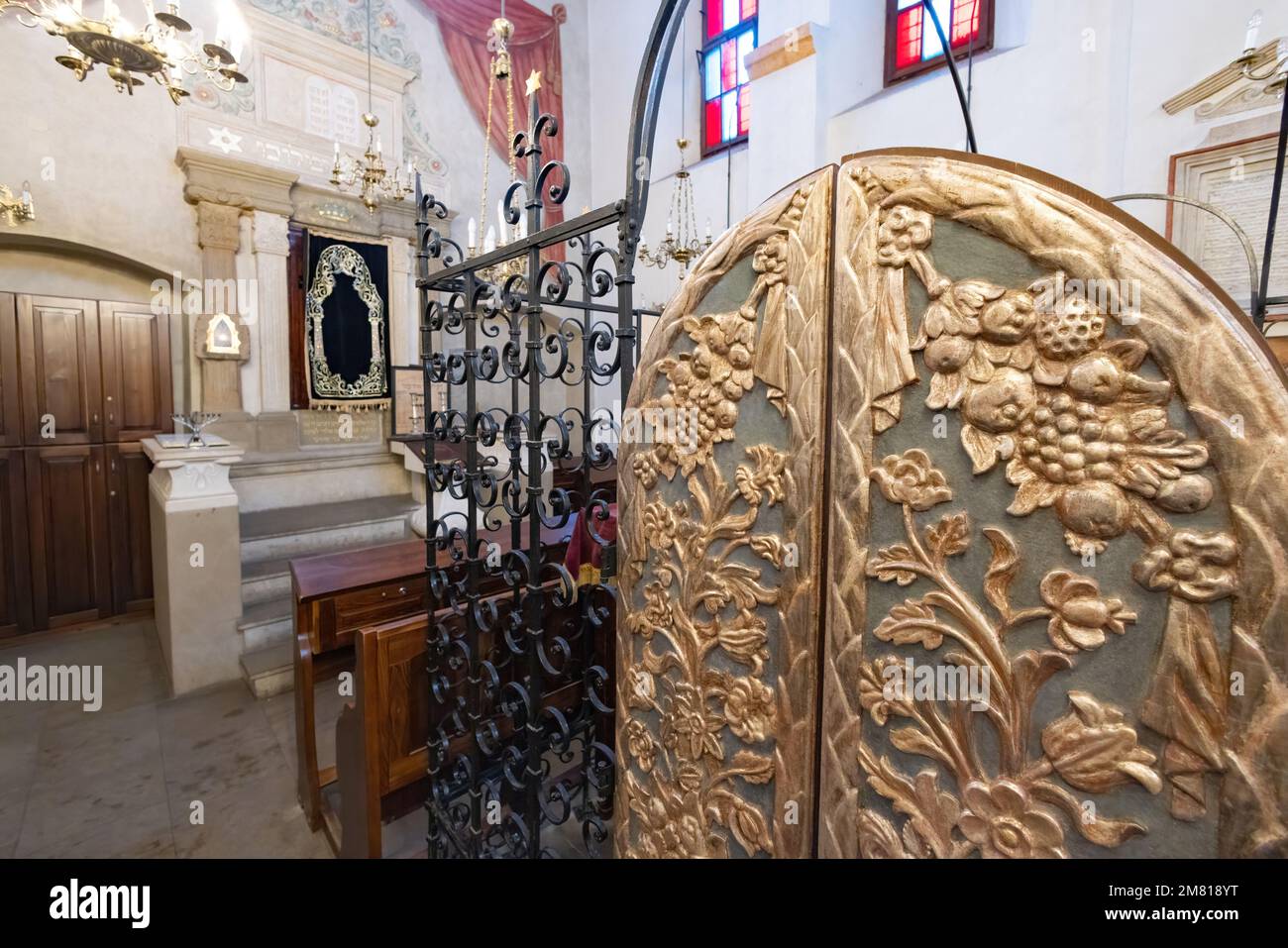 Remuh Synagoge Krakau Innenraum; kunstvoll verzierte Metallarbeiten in der Haupthalle; Remuh Synagoge, Jüdisches Viertel, Krakau Polen Europa Stockfoto