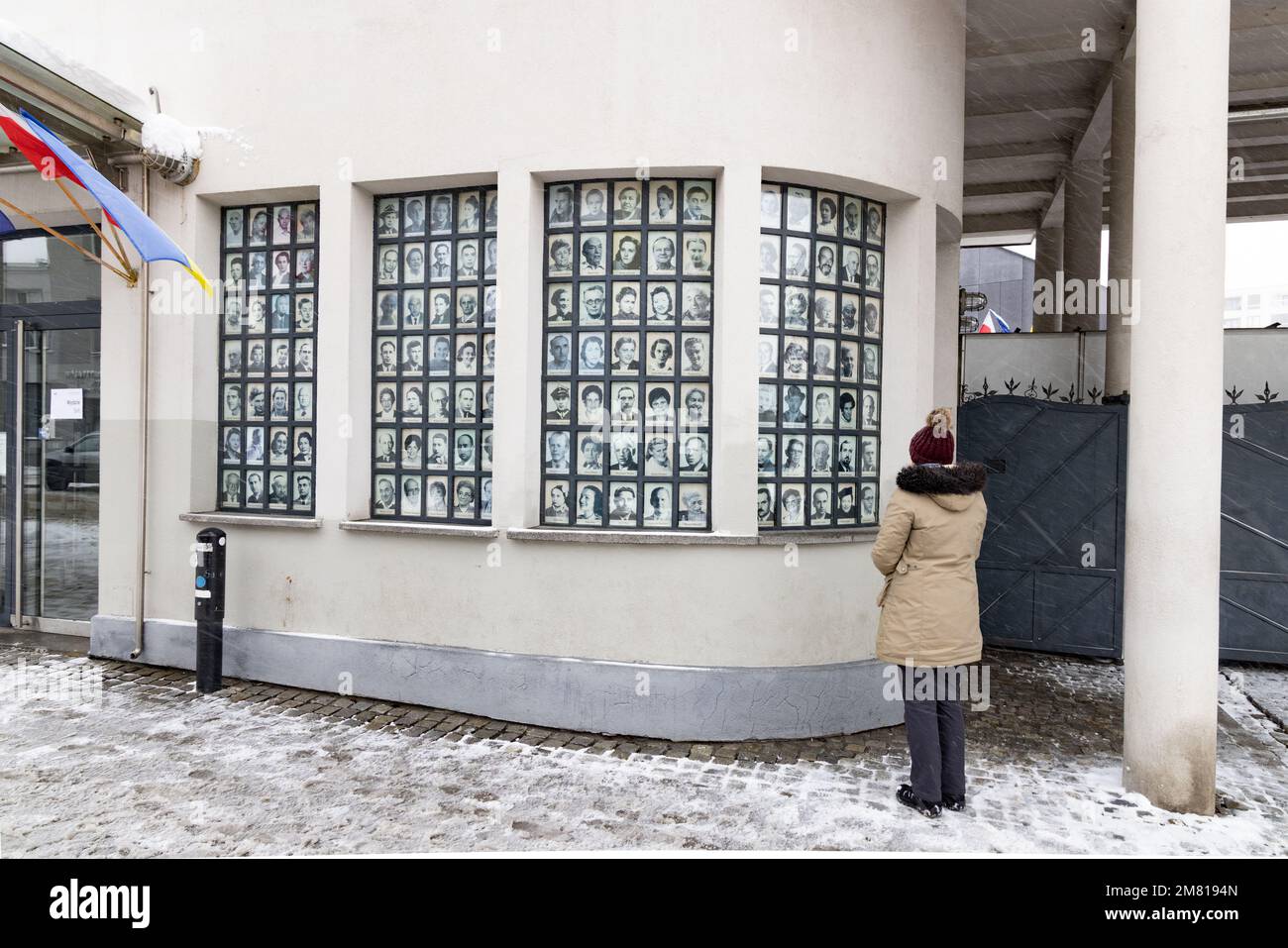 Krakauer Tourist; Ein Besucher vor der Oskar Schindler Emaille Fabrik, Podgorze, Krakau Polen; Schindler rettete Hunderte Juden im Holocaust des Zweiten Weltkriegs. Stockfoto
