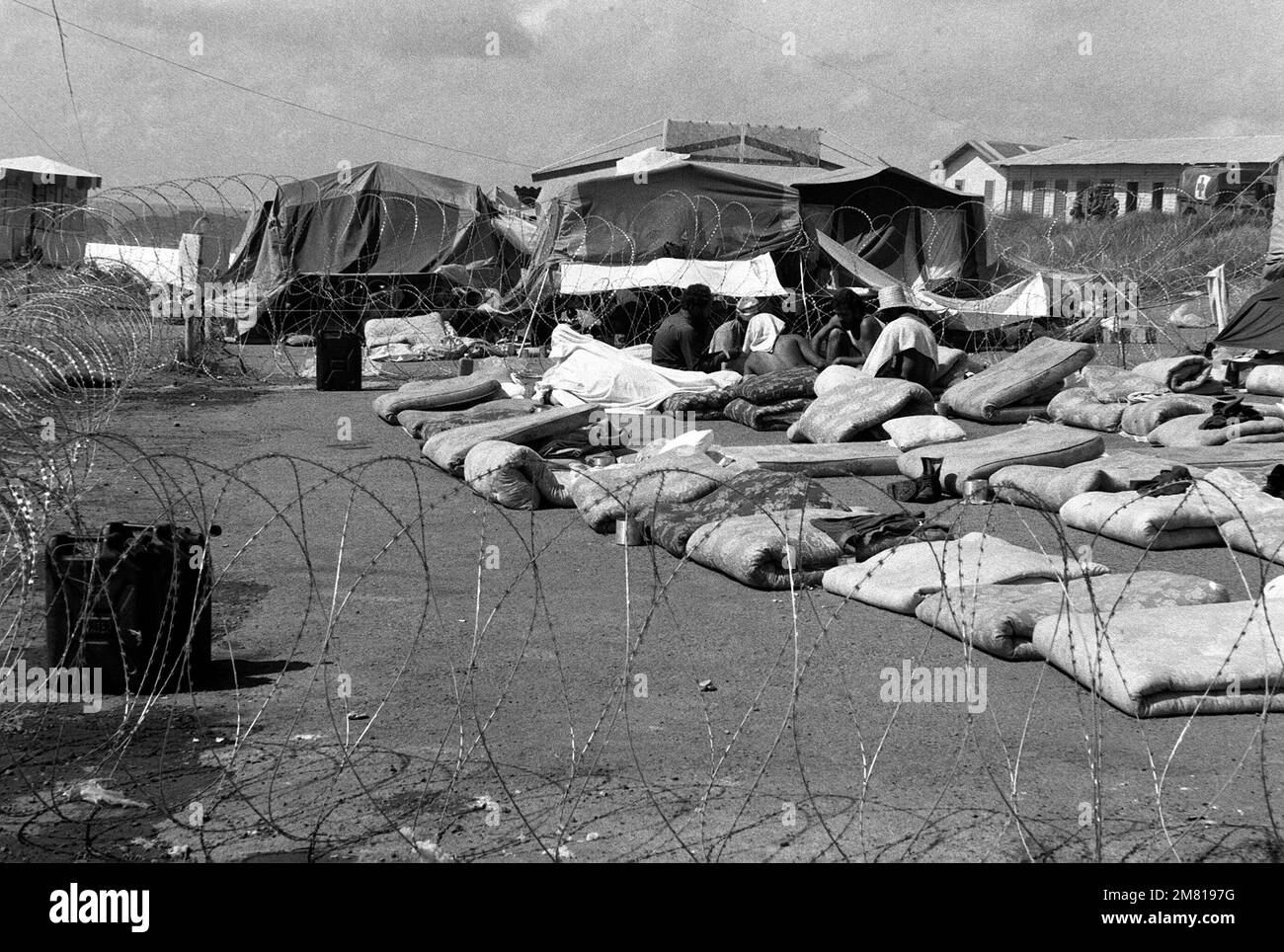 Das Haftgelände für kubanische Staatsangehörige, die während der multifunktionalen multinationalen Operation "URGENT WUT" gefangen genommen wurden. Betreff Betrieb/Serie: URGENT FURY Country: Grenada (GRD) Stockfoto