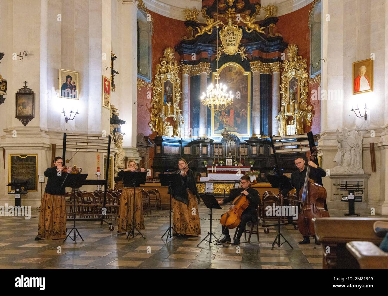 Krakauer Musik; ein Streichquintet spielt ein abendliches klassisches Konzert in der Kirche der Heiligen Peter und Paul, der Krakauer Altstadt, Krakau Polen Europa Stockfoto
