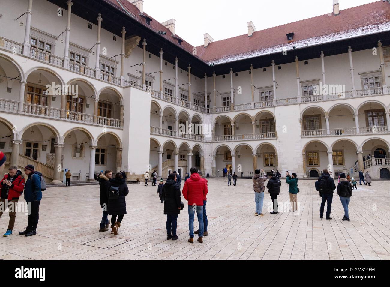 Schloss Wawel Krakau; Besucher im Innenhof des Schlosses; Krakauer Altstadt; Krakau Polen Europa Stockfoto