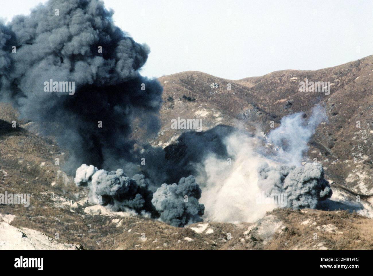 500 kg Bomben explodieren im Aufprallbereich des Nightmare Range während der Operation BÄRENJAGD '84. Betrifft Operation/Serie: BÄRENJAGD '84 Land: Republik Korea (KOR) Stockfoto