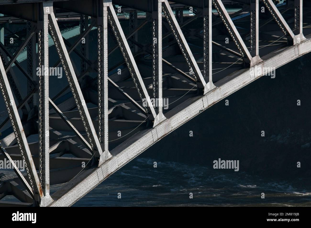 Die Formen, Winkel und Geometrie der umgekehrten Falls Bridge in Saint John, New Brunswick. Stockfoto