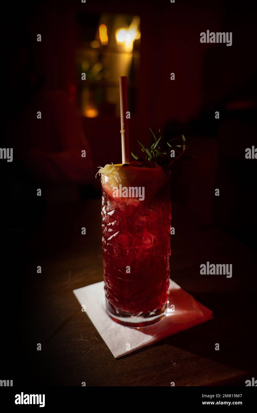 Cranberry Fizz Cocktail in einem Pub mit Rosmarin und Zitrone Stockfoto