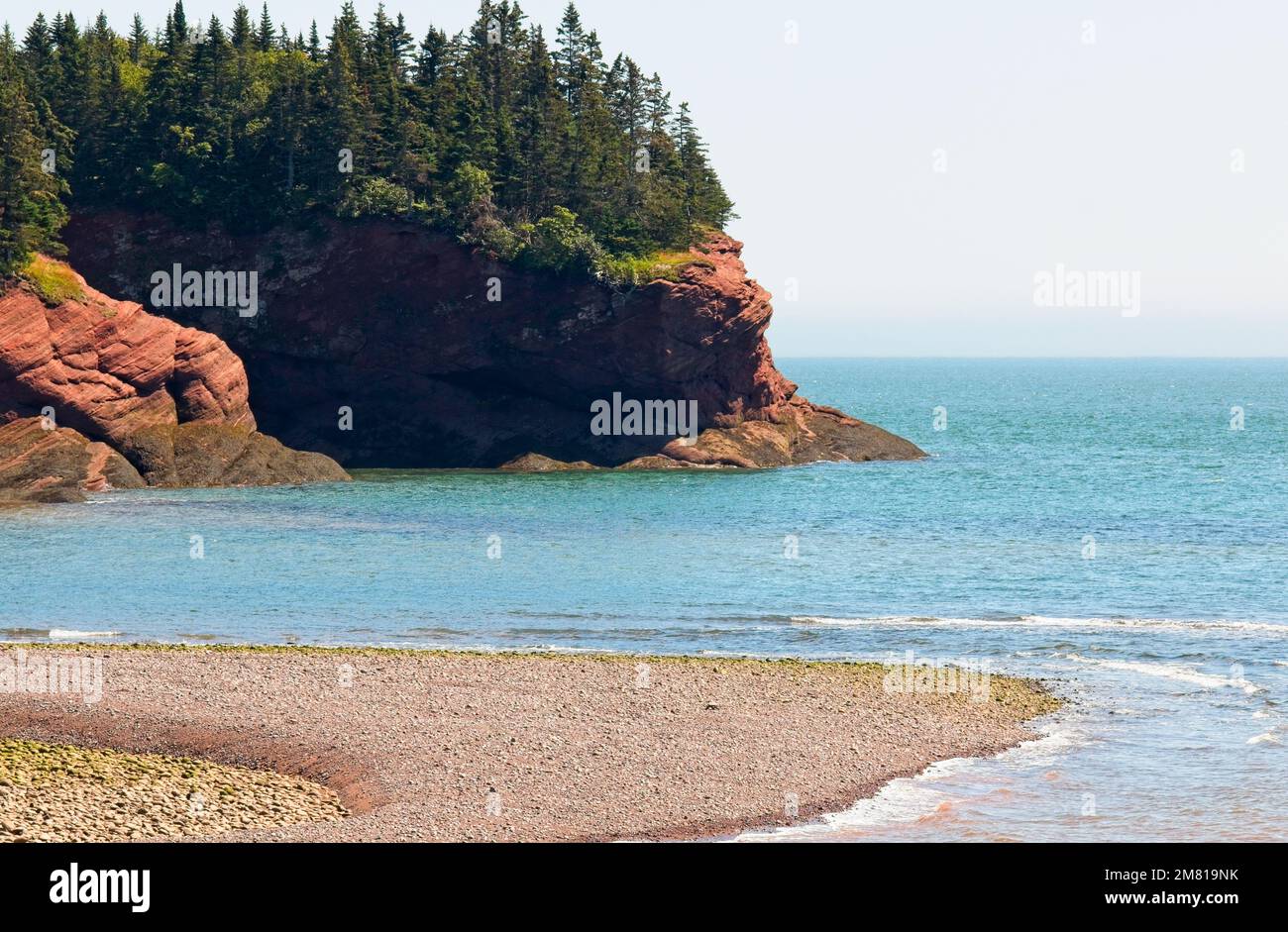 Das St. Martins-Meereshöhlen, die im Laufe der Jahre durch die dramatischen Gezeiten der Bay of Fundy entstanden sind. Stockfoto