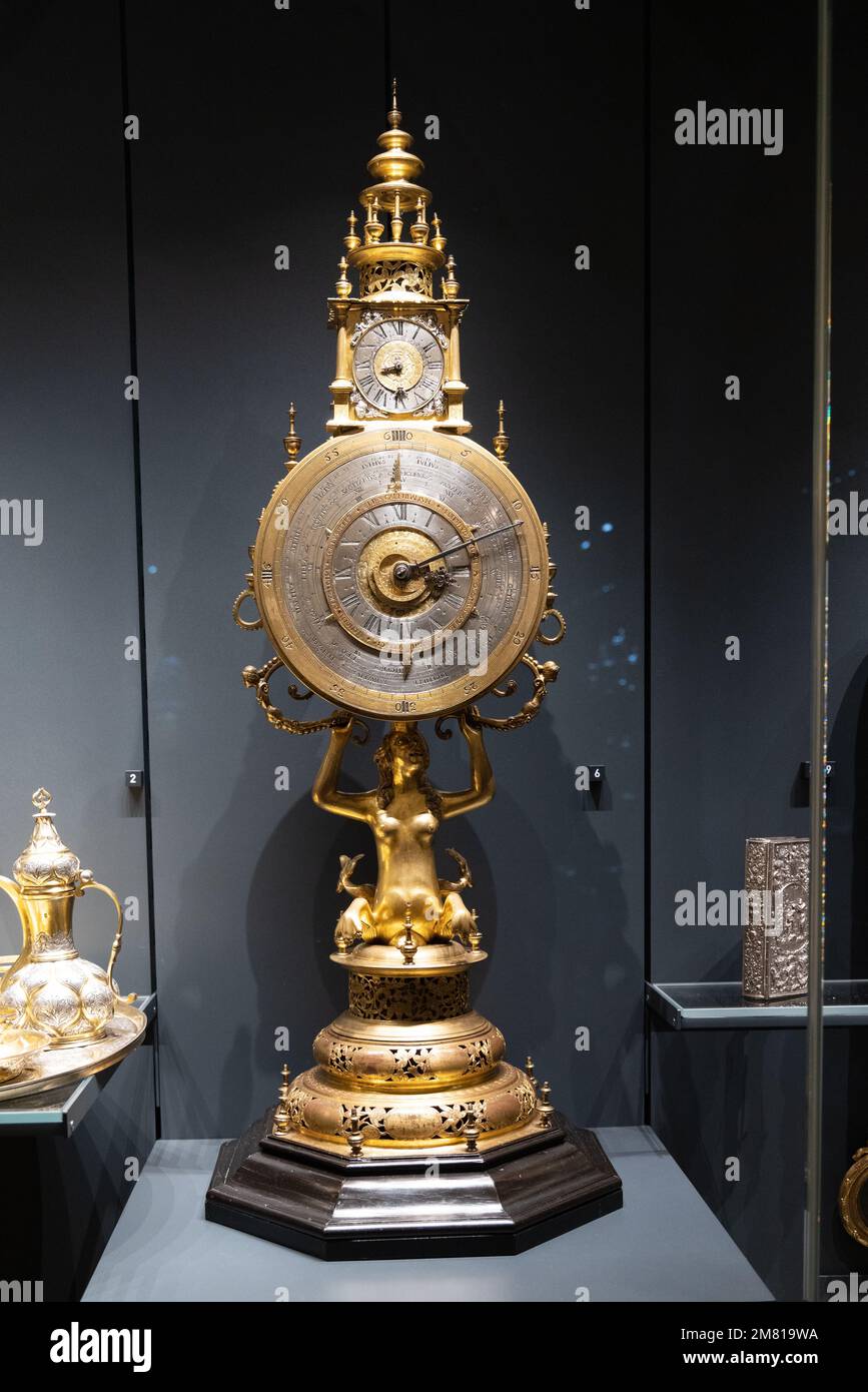 Mittelalterliche astronomische Uhr aus vergoldetem Messing, Stahl und Ebony aus dem Jahr 1662-1680 von Wolbrecht von Torun; im Wawelschloss-Museum, Krakau, Polen Stockfoto