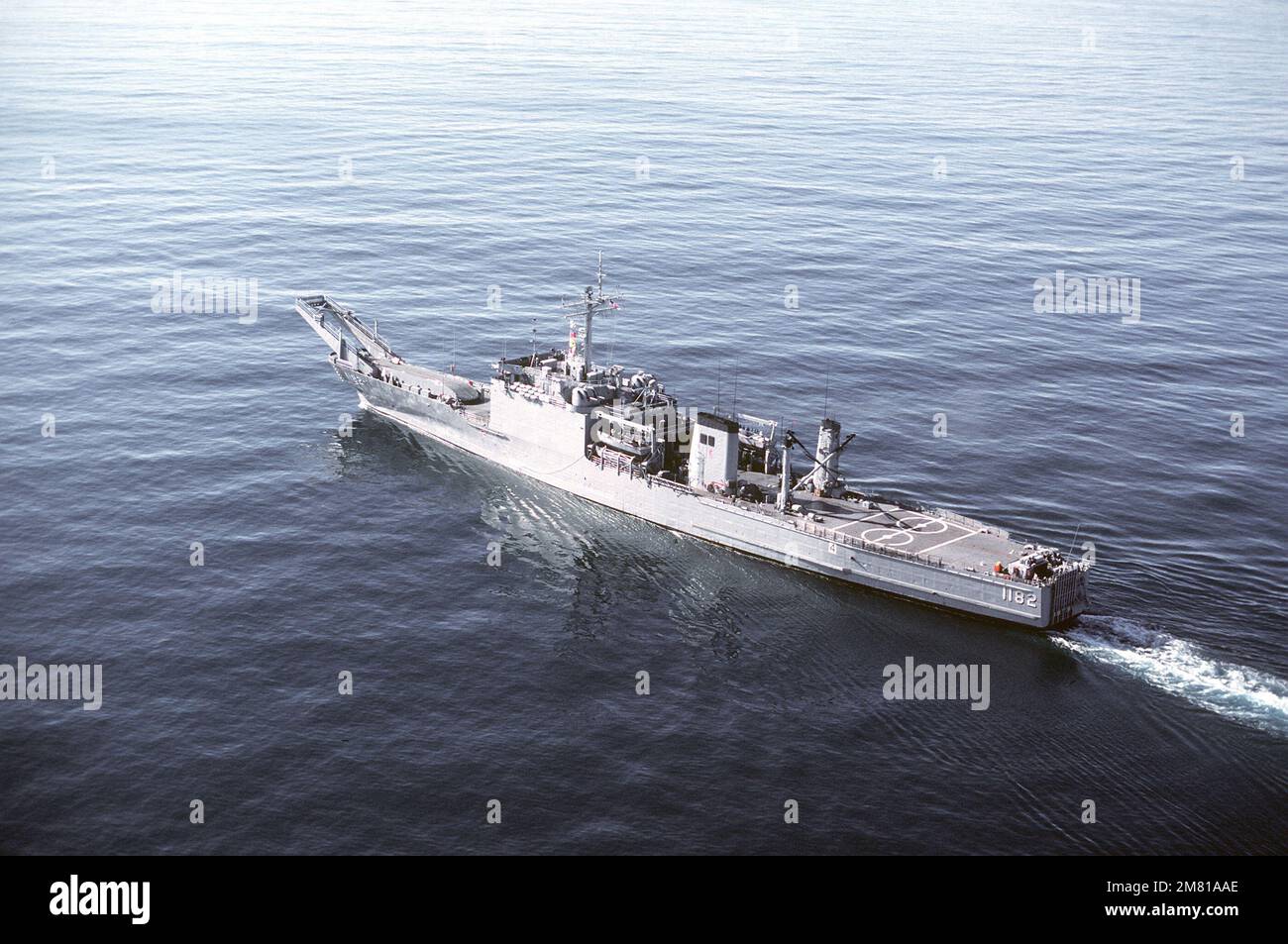 Hafenviertelansicht aus der Luft des derzeit laufenden Tanklandeschiffs USS FRESNO (LST-1182) der Newport-Klasse. Land: Pazifik (POC) Stockfoto