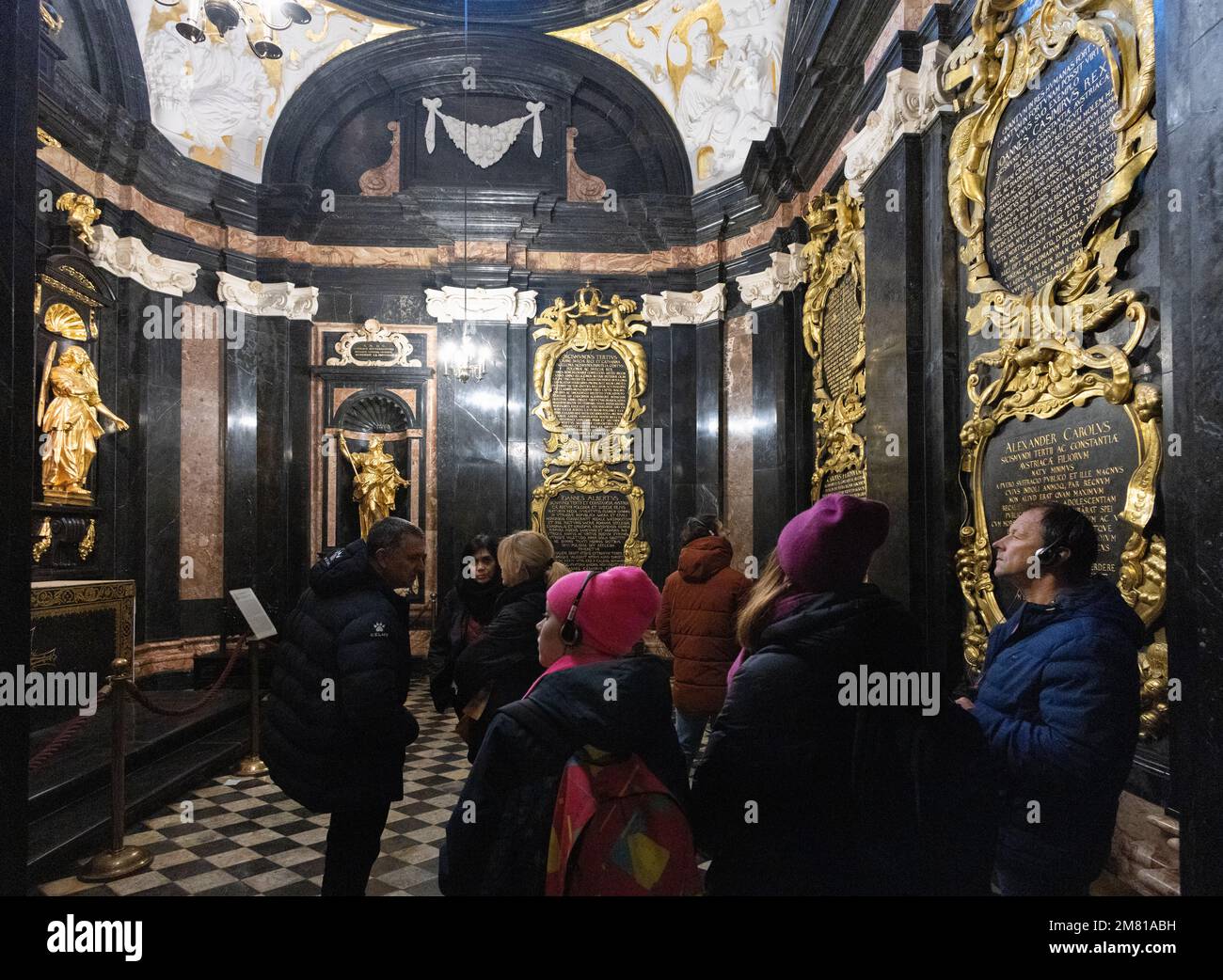 Krakauer Tourismus; eine Gruppe von Touristen auf einer Führung durch das Innere der Wawel-Kathedrale, in der prunkvollen Vasa-Kapelle, der Wawel-Kathedrale, der Krakauer Altstadt, Polen Stockfoto