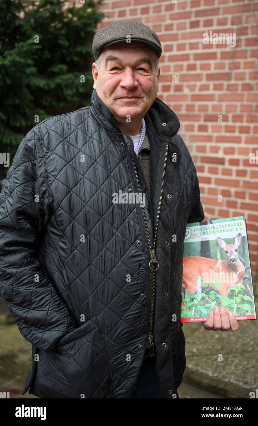 Potsdam, Deutschland. 11. Januar 2023. Dirk-Henner Wellershoff, Präsident des nationalen Jagdverbands Brandenburg Registered Association, kommt zu einem Pressetermin auf der Falkenwerft Potsdam, weil die höchste Jagdbehörde des Umweltministeriums seit November 2022 detaillierte Anträge abgelehnt hat. Somit sind wichtige Einkommen des nationalen Jagdverbands nichtig. Kredit: Jens Kalaene/dpa/Alamy Live News Stockfoto