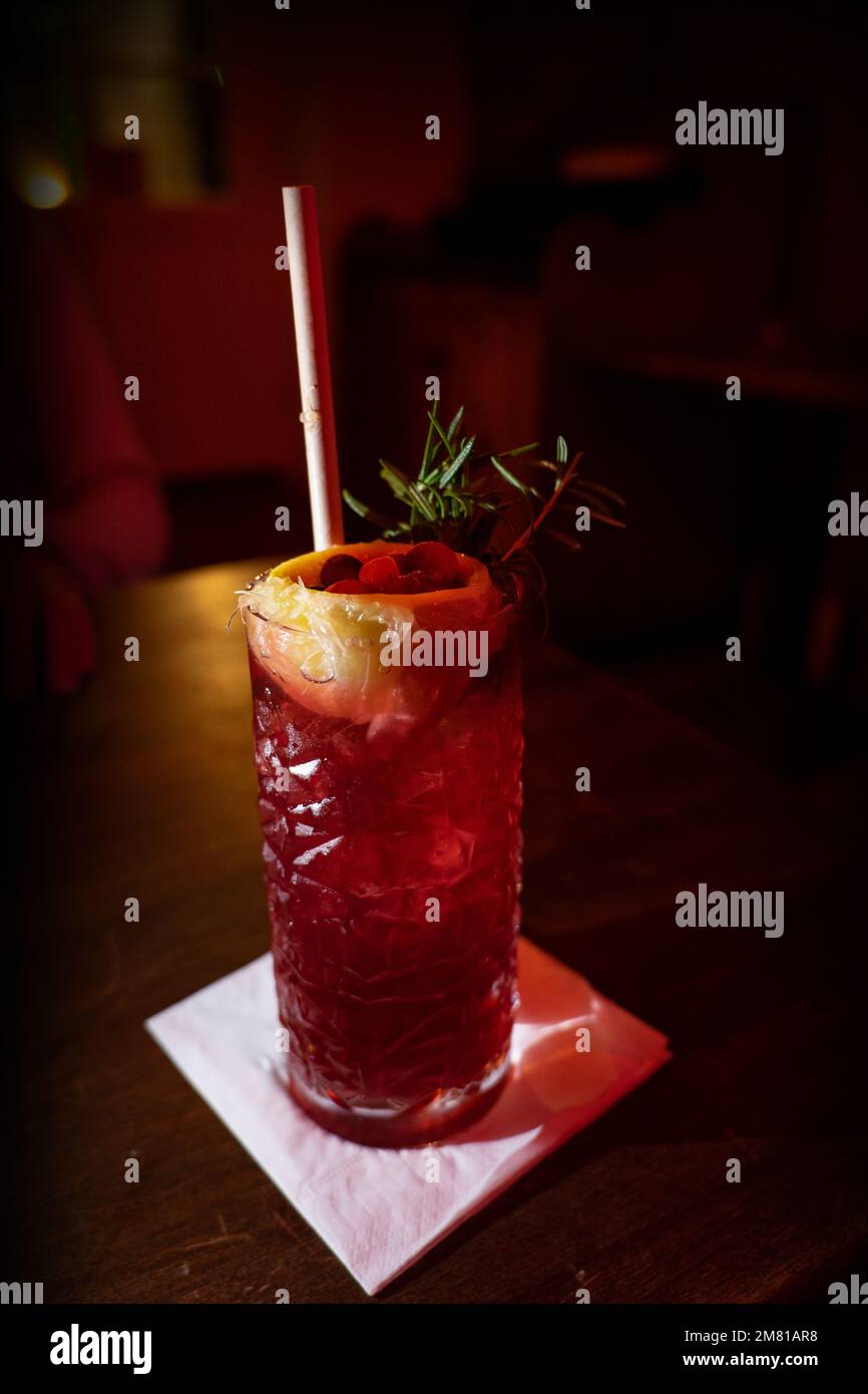 Cranberry Fizz Cocktail in einem Pub mit Rosmarin und Zitrone Stockfoto
