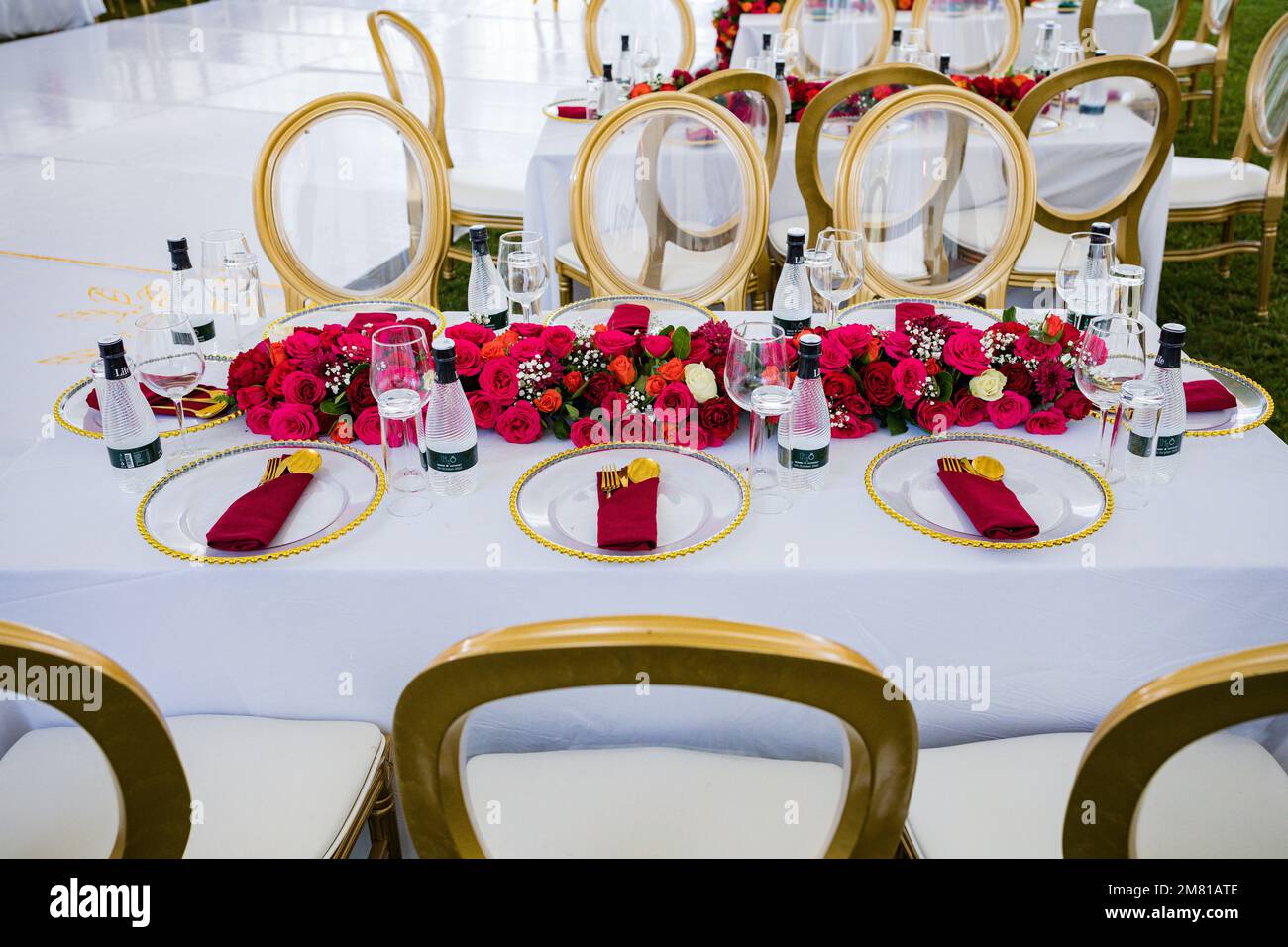 Kenia Hochzeit Bilder Einrichtung Rigs Zubehör Details Essen Hochzeitskleid Kleider Paar Braut Ringe Schuhe draußen drinnen wild Bushepic Stockfoto