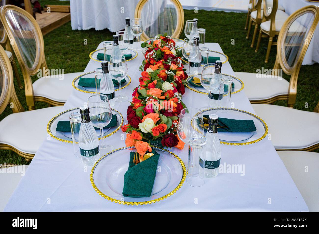 Kenia Hochzeit Bilder Einrichtung Rigs Zubehör Details Essen Hochzeitskleid Kleider Paar Braut Ringe Schuhe draußen drinnen wild Bushepic Stockfoto
