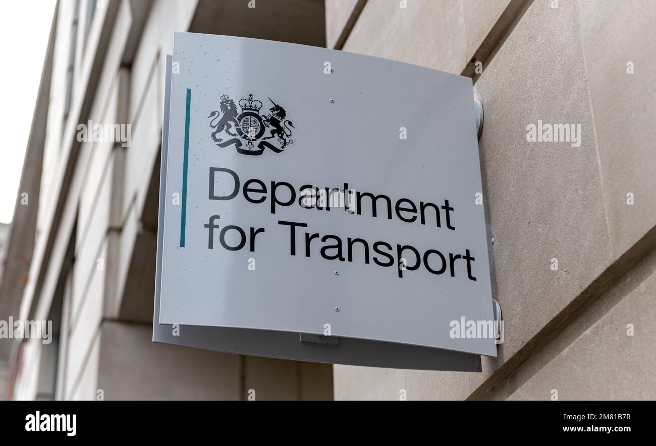 Nach London. GROSSBRITANNIEN - 01.08.2023. Das Namensschild auf dem Gebäude des Verkehrsministeriums. Stockfoto