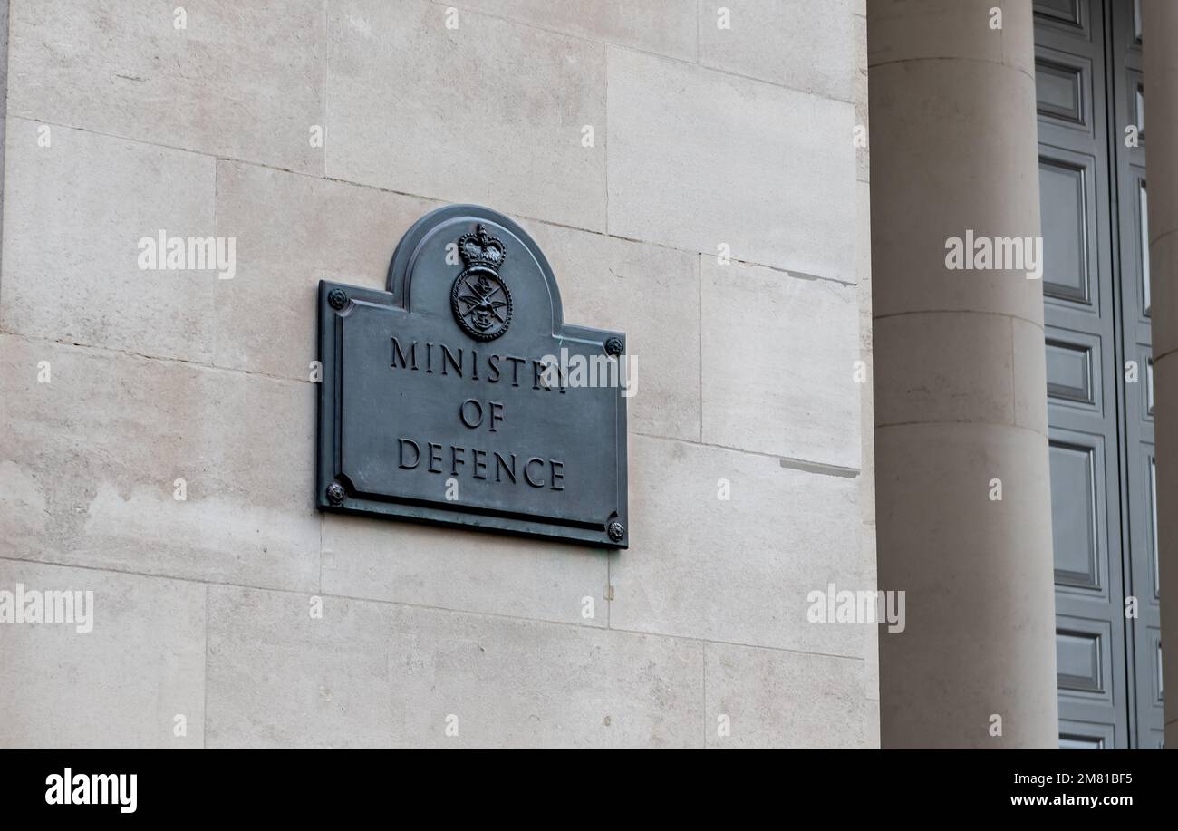 Nach London. GROSSBRITANNIEN - 01.08.2023. Das Namensschild am Eingang zum Verteidigungsministerium in Whitehall, Westminster. Stockfoto