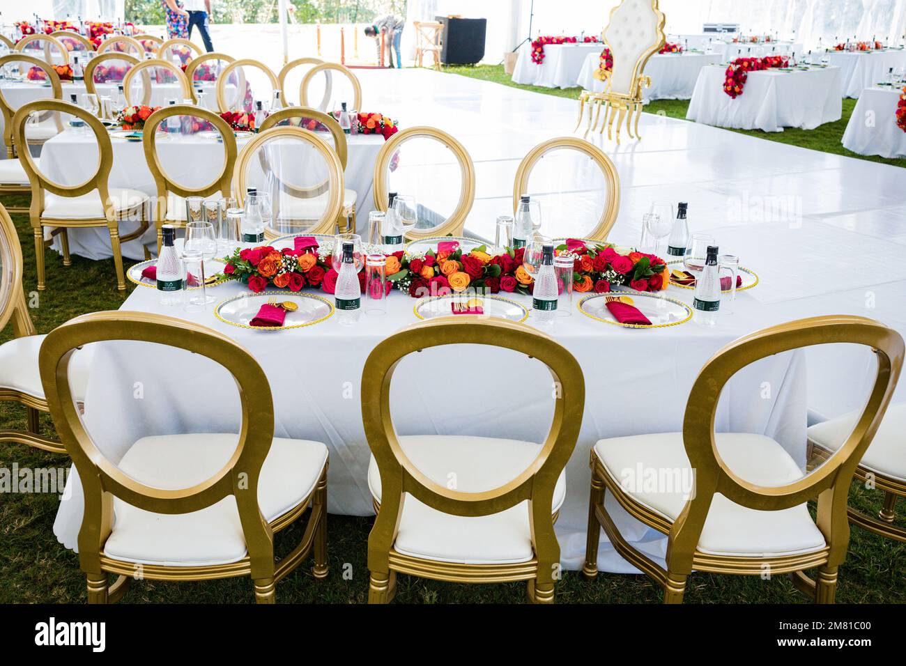 Kenia Hochzeit Bilder Einrichtung Rigs Zubehör Details Essen Hochzeitskleid Kleider Paar Braut Ringe Schuhe draußen drinnen wild Bushepic Stockfoto