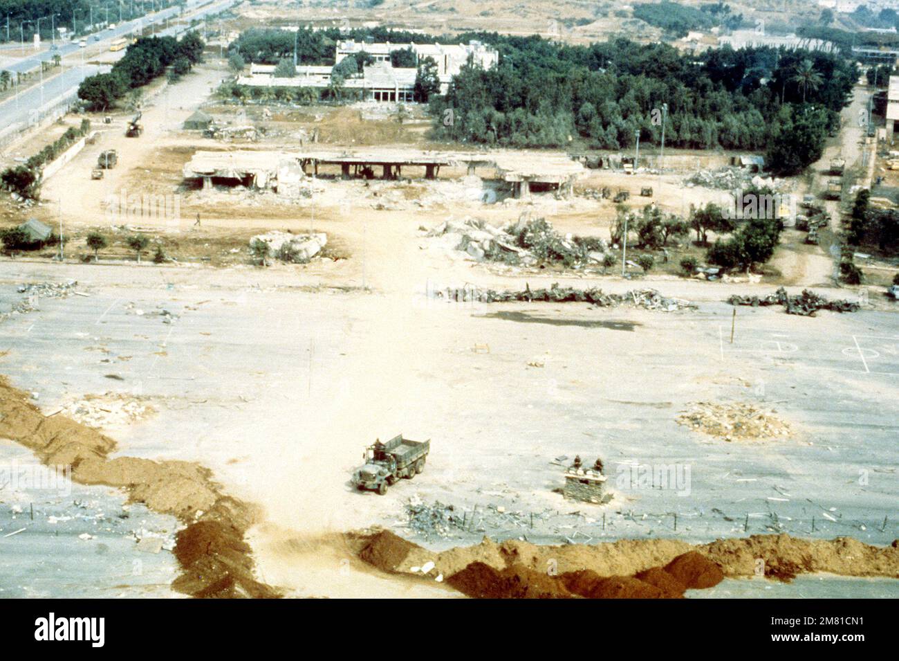 Die Überreste des Hauptquartiers und der Baracken des Marinebattalion Landing Teams am Beirut International Airport aus der Vogelperspektive. Das Gebäude wurde durch einen Terroranschlag zerstört. Basis: Beirut Land: Libanon (LBN) Stockfoto