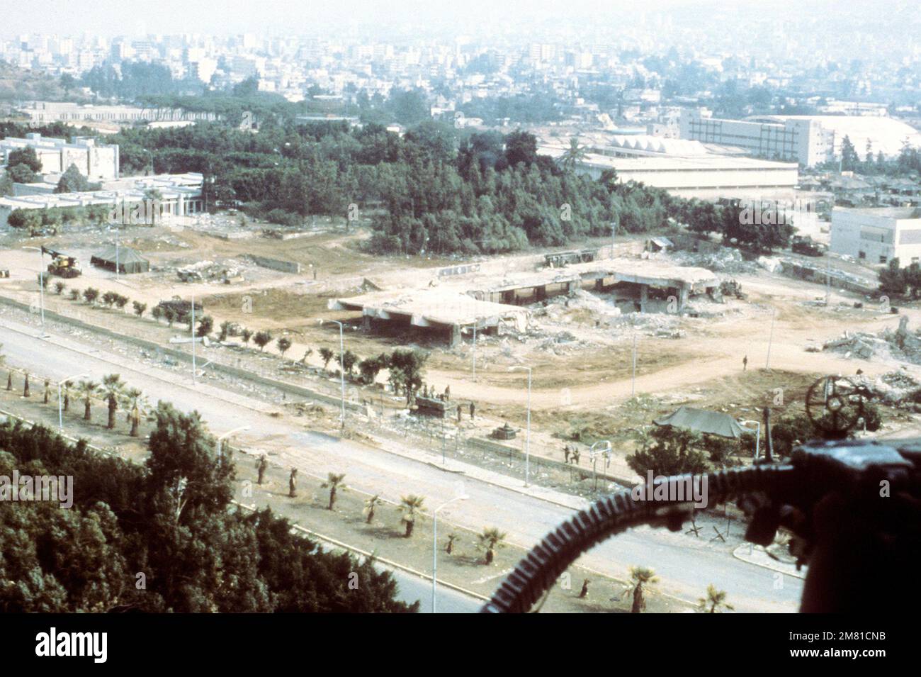 Die Überreste des Hauptquartiers und der Baracken des Marinebattalion Landing Teams am Beirut International Airport aus der Vogelperspektive. Das Gebäude wurde durch einen Terroranschlag zerstört. Basis: Beirut Land: Libanon (LBN) Stockfoto